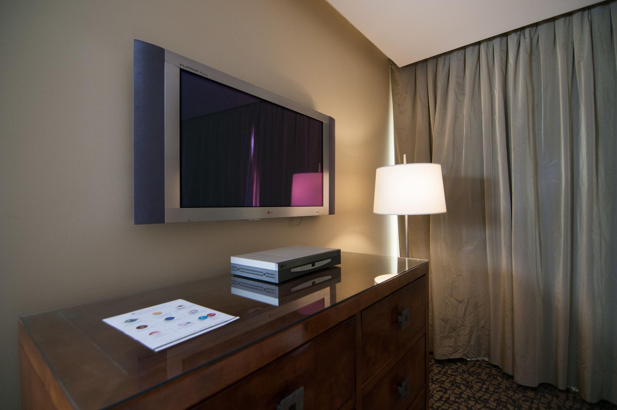 Enjoy Vina Del Mar Hotell Exteriör bild A flat panel television in a hotel room