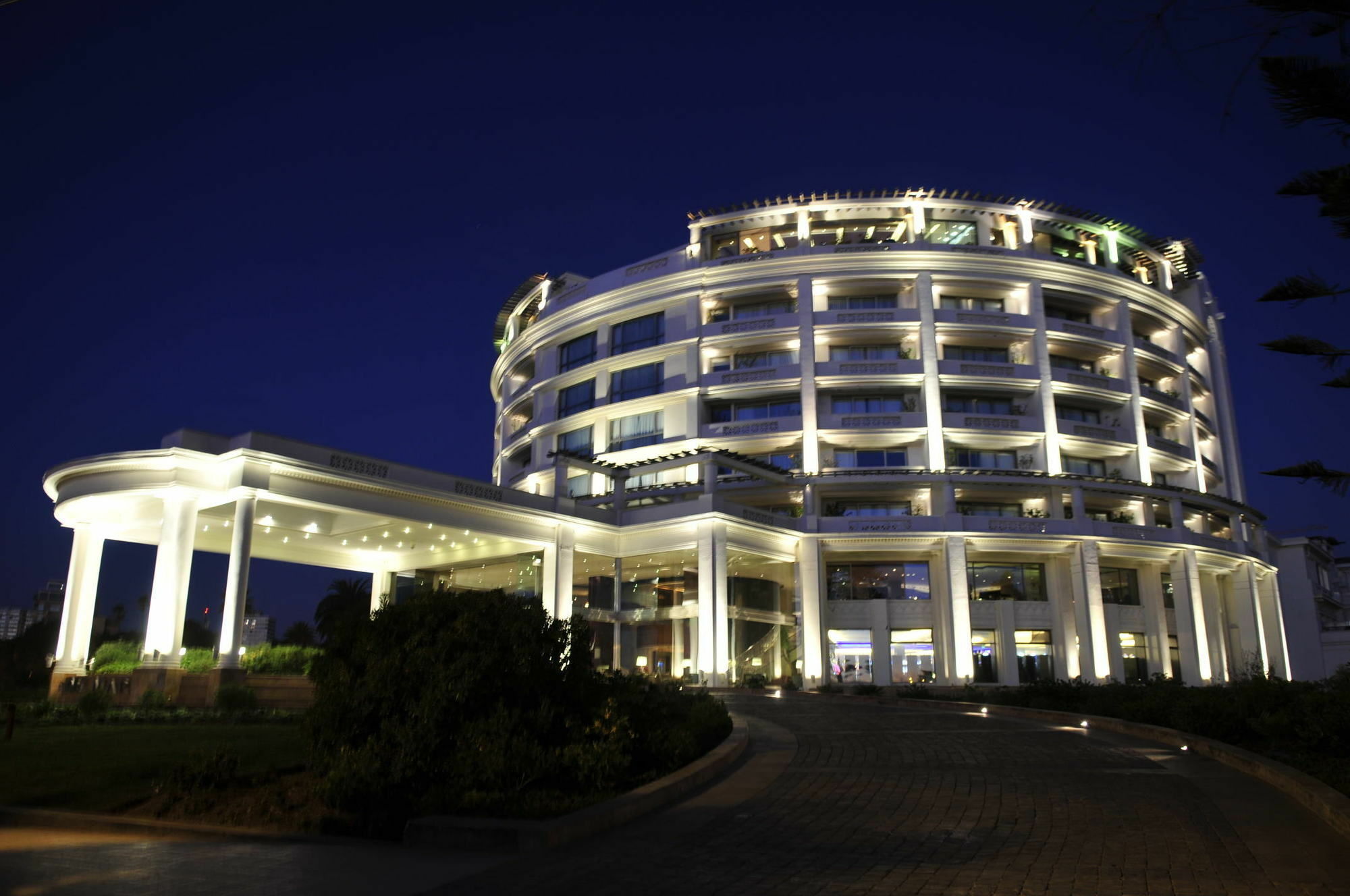 Enjoy Vina Del Mar Hotell Exteriör bild The hotel at night